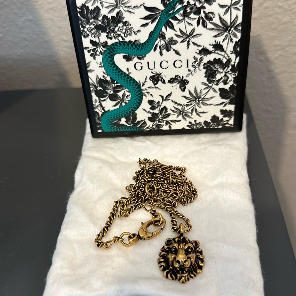GUCCI Necklace with Lion Head Pendant